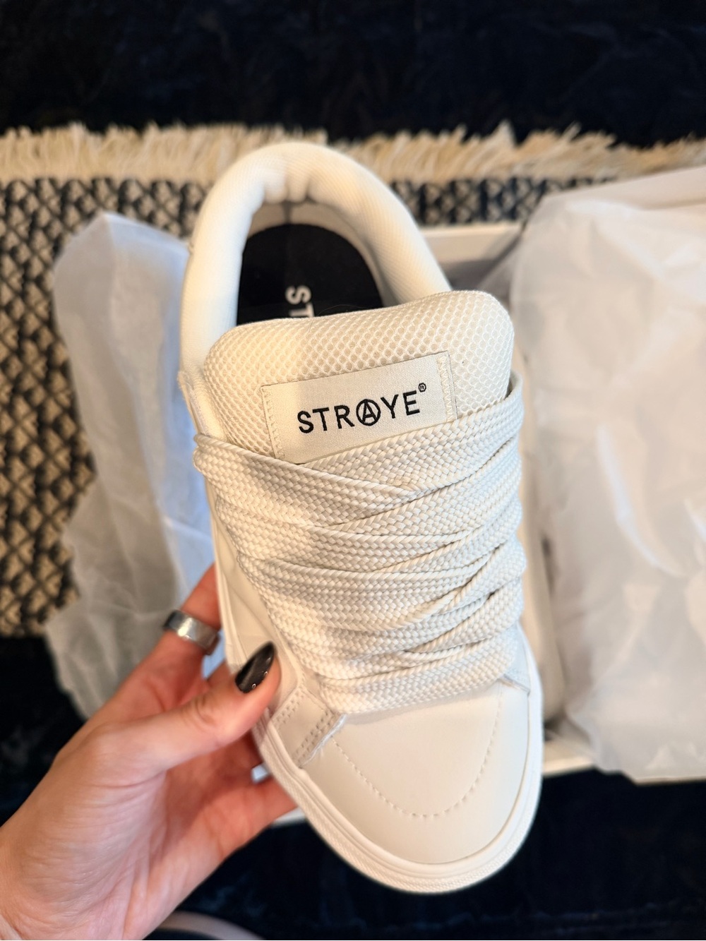 STRAYE Low-Top Stomper Sneakers
